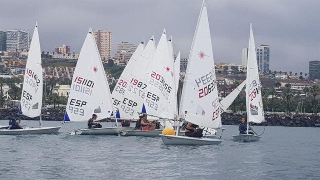 Setenta regatistas juveniles navegan junto al equipo olímpico