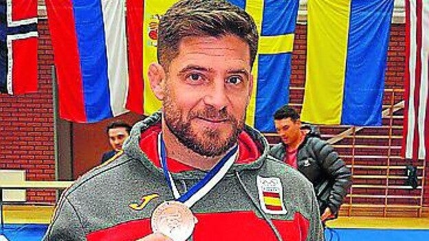 El isleño Pedro García se baña en bronce