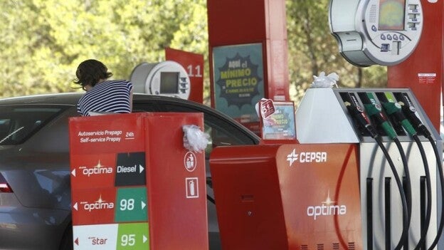 El precio de la gasolina y el gasóleo baja