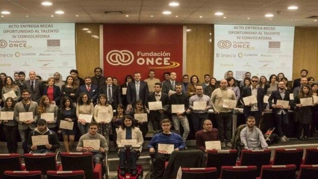 La Fundación ONCE entrega 71 becas a estudiantes con discapacidad