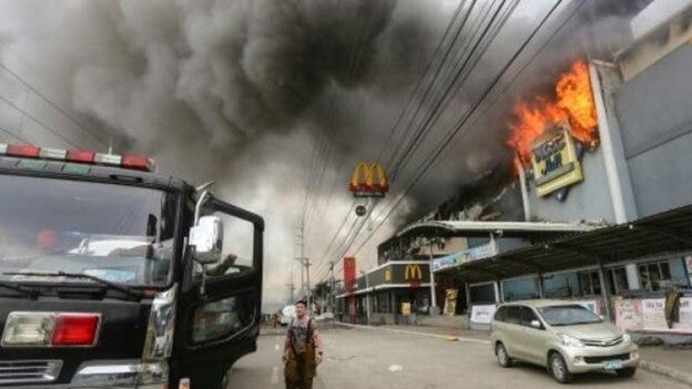 Hallan 36 cadáveres del incendio en un centro comercial en Filipinas