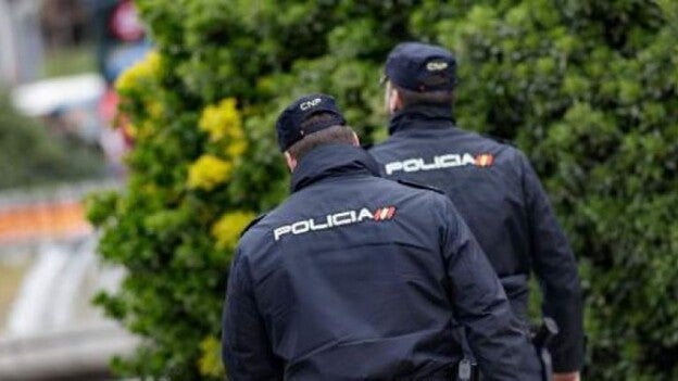 Lo pillan conduciendo sin carné y con matrícula modificada