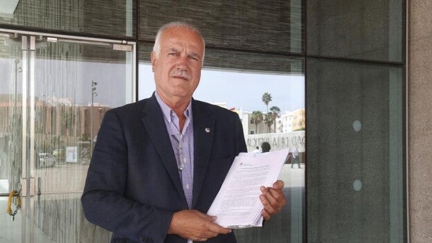 Báez admite que suplantó a su hijo y dimite