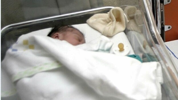 2.000 euros para el primer bebé canario en 2018