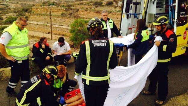 Bomberos de Tenerife rescatan a un trabajador que cayó a un barranco en Arico