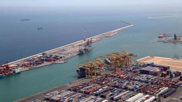 Un ferry choca contra un crucero en Barcelona