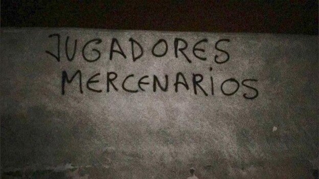 Pintadas contra la plantilla y directiva