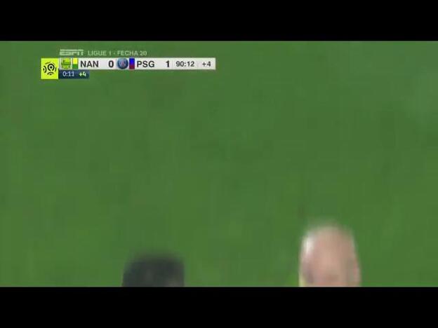 Suspenden al árbitro que pateó a un jugador