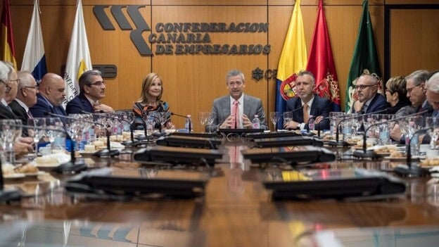 PP, PSOE y NC presumen de unión en el cambio electoral