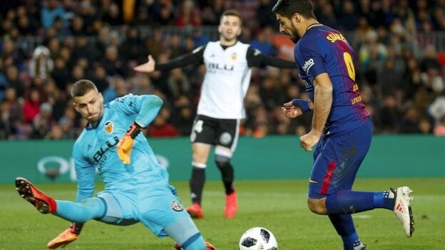 El Barça logra una mínima ventaja ante un defensivo Valencia