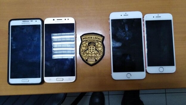 Sustrae cuatro teléfonos móviles en una fiesta