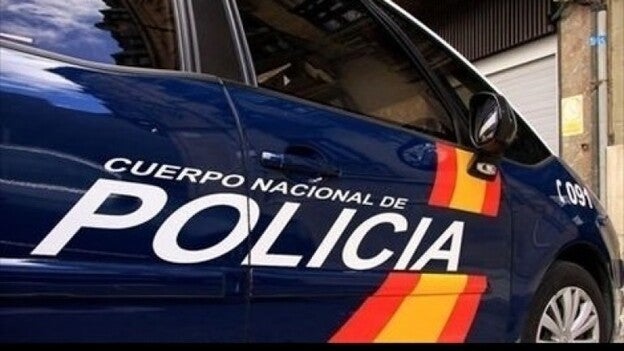 Roba un bolso y 475 euros a un sin techo