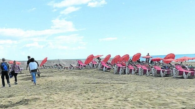 El turismo disfruta de hamacas y sombrillas nuevas en el Sur