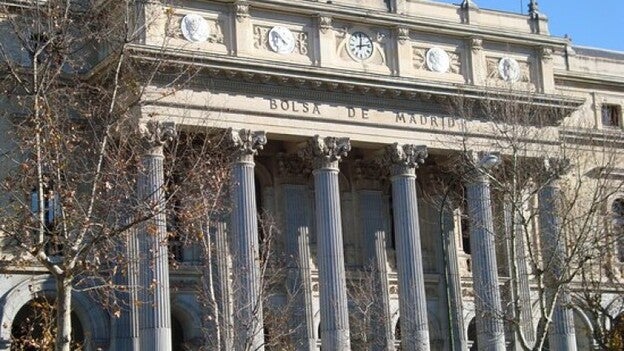 El IBEX 35 rebota un 1,42 % y se aproxima a los 9.800 puntos tras la apertura