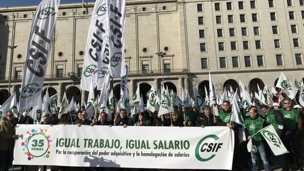 Los empleados del Estado en las islas ganan un 9% menos