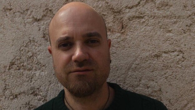 Octavio Guerra viaja por el universo de Peyrou