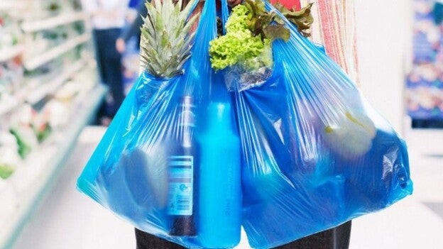 El cobro obligatorio de las bolsas de plástico se retrasa