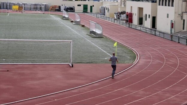 El cambio de suelo de la pista de atletismo se deja para el verano