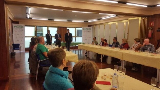 Invidentes catan productos canarios