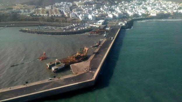 La Armada envía el ‘Tornado’ a frenar el vertido en Gran Tarajal