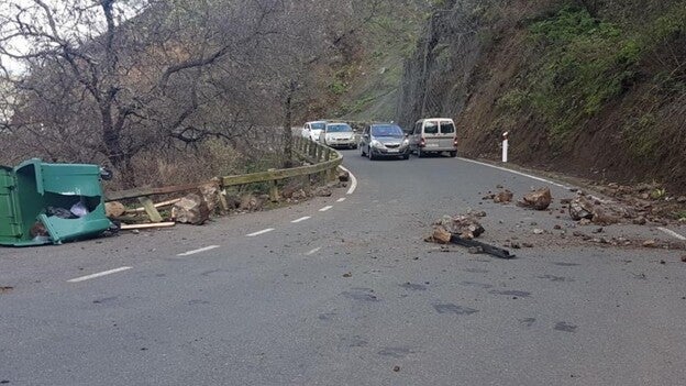 Un vehículo afectado por desprendimientos en San Mateo