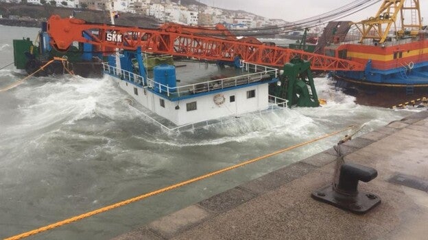 Reflotan una gabarra y añaden otra barrera