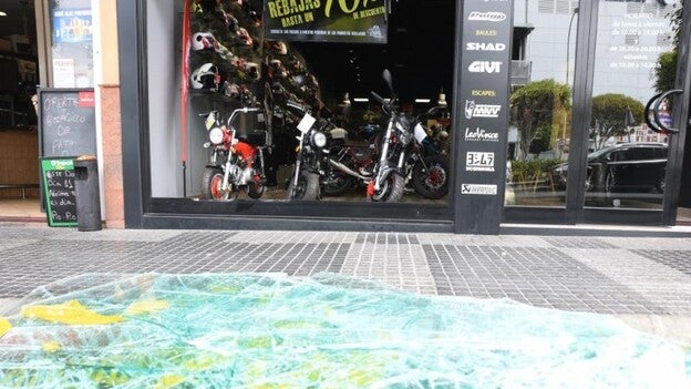 Alunizan contra una tienda de motos y roban diverso equipamiento