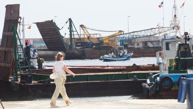 Cuatro gabarras hundidas siguen llenas de fuel