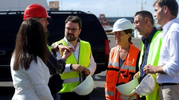 Antona exige explicaciones por las gabarras hundidas