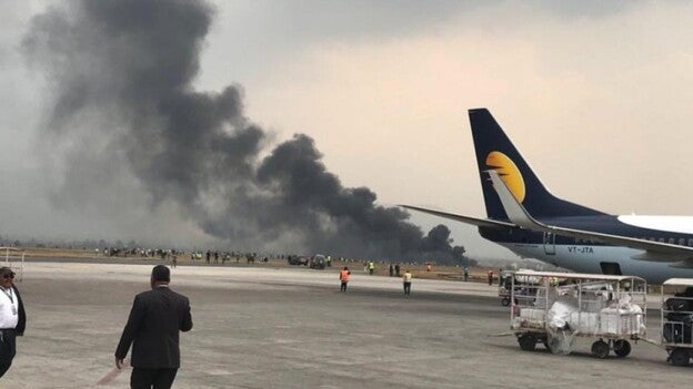 Un avión de US-Bangla se estrella al aterrizar en Katmandú