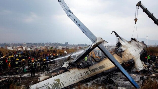 Ya son 49 los muertos en el accidente aéreo de Nepal