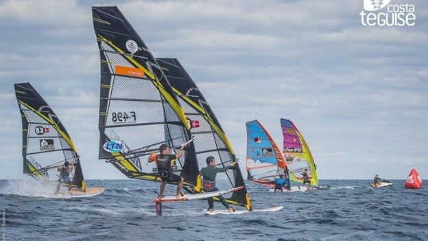 Finaliza con éxito la prueba de windsurf hydrofoil en Teguise