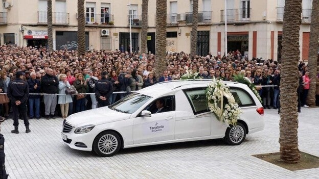 Sentido funeral por Gabriel Cruz