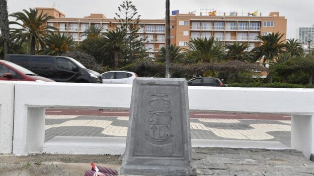 El escudo de San Bartolomé de Tirajana, en peanas de la capital