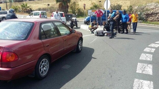 Evacuado tras chocar con su moto en el acceso a El Batán