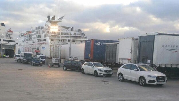 Baja del barco con tres kilos de cocaína ocultos en su moto