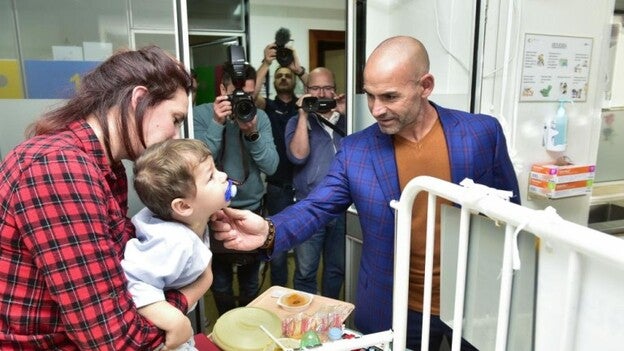Cariño y felicidad para los niños del Materno Infantil