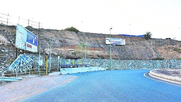 Casi dos años después y las vallas siguen a uno y otro lado de la GC-1