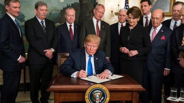 Trump anuncia aranceles de 60.000 millones a China y exige bajar el déficit