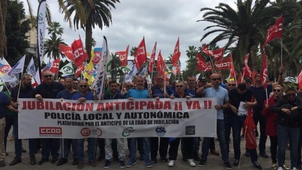 Unos 13.000 policías locales demandan en toda España jubilarse a los 59 años