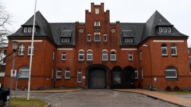 Parlamentarios catalanes acuden a la prisión de Puigdemont en Alemania