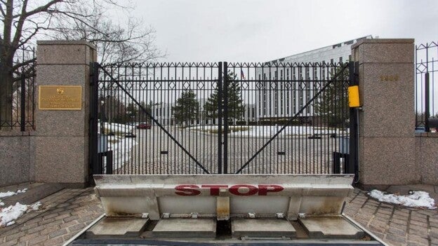 EE UU expulsa a 60 diplomáticos rusos