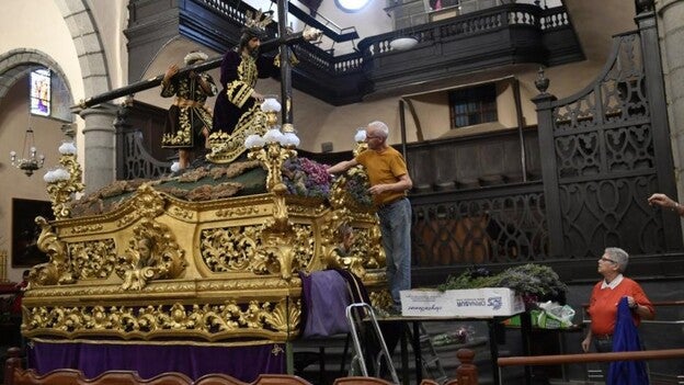 Cuatro pasos, cinco tronos, una fe