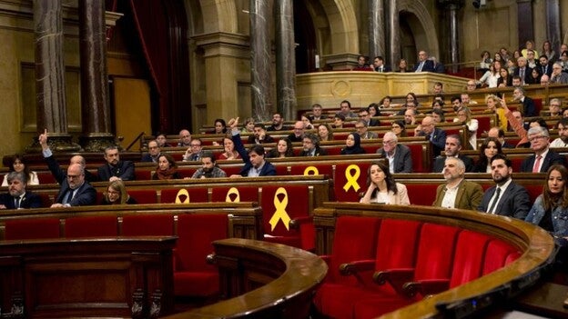 El Parlamento catalán defiende a Puigdemont y Sànchez y pide su libertad