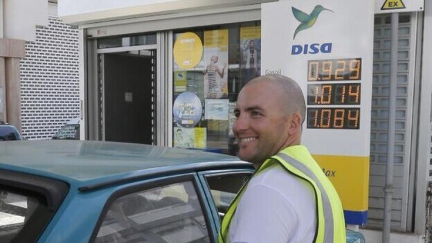 El precio de la gasolina cae en Canarias hasta un 15% en quince días