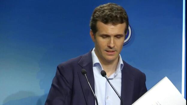Casado enseña los documentos del máster