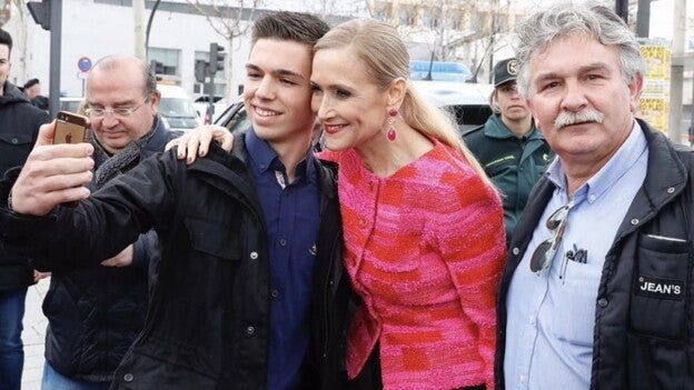 Cifuentes se reafirma en su no dimisión con un «¡seguimos!»