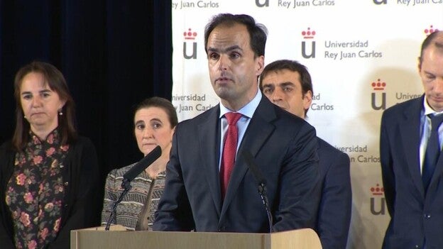 La URJC suspende al director del máster de Cifuentes