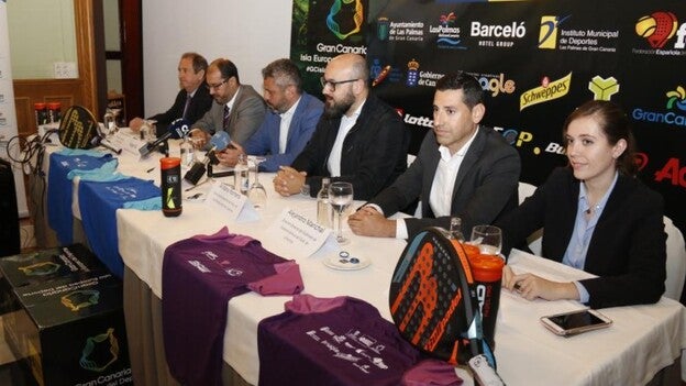 Todo listo para una cita de enjundia en el Club La Calzada