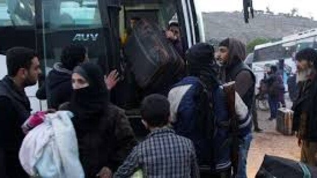 Nueva evacuación de combatientes y civiles de las afueras de Damasco